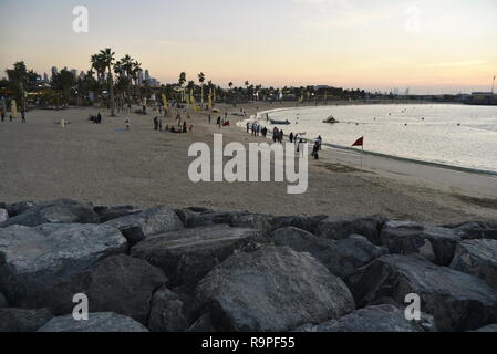 La Mer Strand und discrict durch Meraas, Dubai, Vereinigte Arabische Emirate, Dezember 25, 2018, La mer Strand in Jumeira Dubai, der Strand mit viel Res entfernt Stockfoto