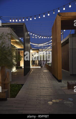 La Mer Strand und discrict durch Meraas, Dubai, Vereinigte Arabische Emirate, Dezember 25, 2018, La mer Strand in Jumeira Dubai, der Strand mit viel Res entfernt Stockfoto