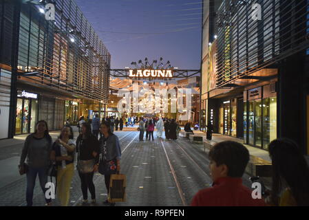 La Mer Strand und discrict durch Meraas, Dubai, Vereinigte Arabische Emirate, Dezember 25, 2018, La mer Strand in Jumeira Dubai, der Strand mit viel Res entfernt Stockfoto