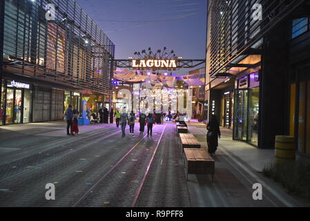 La Mer Strand und discrict durch Meraas, Dubai, Vereinigte Arabische Emirate, Dezember 25, 2018, La mer Strand in Jumeira Dubai, der Strand mit viel Res entfernt Stockfoto