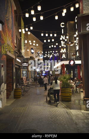 La Mer Strand und discrict durch Meraas, Dubai, Vereinigte Arabische Emirate, Dezember 25, 2018, La mer Strand in Jumeira Dubai, der Strand mit viel Res entfernt Stockfoto