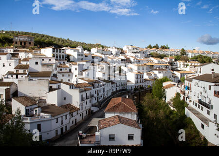 Zahlreiche kleine Häuser weiß gestrichen, im Süden von Spanien. Seine rote Ziegeldächer sind charakteristisch. Stockfoto