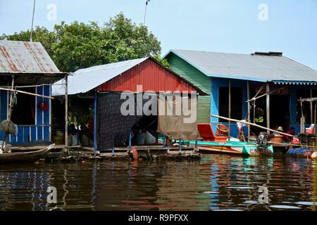 Schwimmende Häuser in einem schwimmenden Dorf in Asien Stockfoto