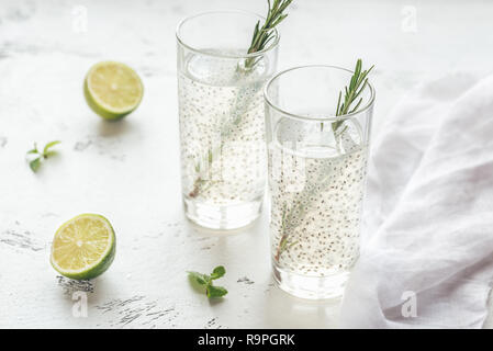 Zwei Gläser Basilikum Samen trinken Stockfoto