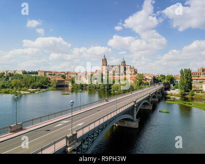 Stadtbild von Salamanca mit Brücke über den Fluss Tormes und die Kathedrale, Spanien Stockfoto