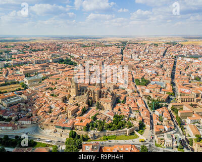 Luftaufnahme von Salamanca mit neuen und alten Kathedrale in den ersten Plan, Spanien Stockfoto