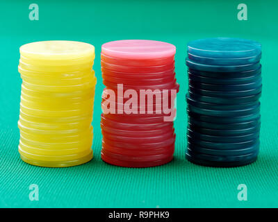Poker farbige Chips am grünen Tisch Stockfoto