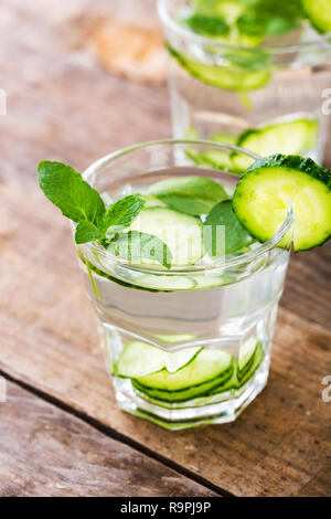 Gurken Wasser. Sommer kühl Wasser mit Minze auf Tisch Stockfoto