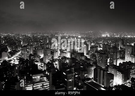 Helle Skyline der Stadt Sao Paulo, Brasilien die größte Stadt, während der Abend-/Nacht. Unzählige Gebäude und leuchtend helle Lichter in diesem b Stockfoto