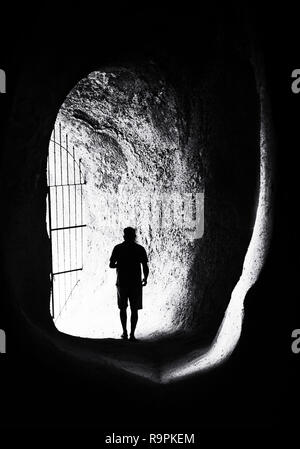 Mann in einer Höhle Stockfoto