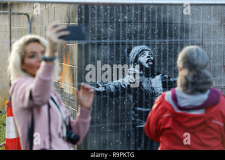 Bild: Menschen kommen zu sehen und die Bilder von den Banksy graffiti auf einer Garage in Port Talbot, Wales, UK. Donnerstag, 20 Dezember 2018 Re: Artis Stockfoto