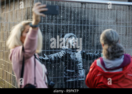 Bild: Menschen kommen zu sehen und die Bilder von den Banksy graffiti auf einer Garage in Port Talbot, Wales, UK. Donnerstag, 20 Dezember 2018 Re: Artis Stockfoto