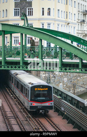 U-Bahn kommt aus einem Tunnel und geht unter Zollamtssteg Brücke während der River Crossing in Wien, Österreich. Stockfoto