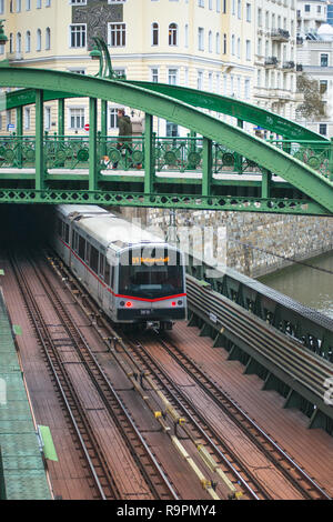 U-Bahn kommt aus einem Tunnel und geht unter Zollamtssteg Brücke während der River Crossing in Wien, Österreich. Stockfoto