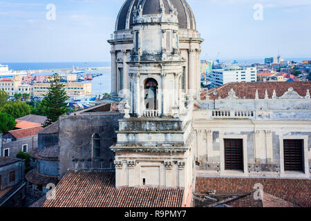 Kuppeln der Kathedrale die hl. Agatha gewidmet. Der Blick auf die Stadt Catania, Sizilien, Italien Stockfoto