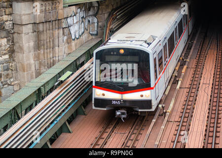 U-Bahn kommt aus einem Tunnel und geht unter Zollamtssteg Brücke während der River Crossing in Wien, Österreich. Stockfoto