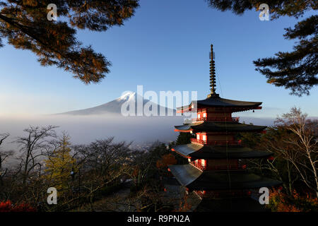 Mt. Fuji, Japan gesehen von Chureito Pagode im Herbst an einem kalten Morgen. Stockfoto