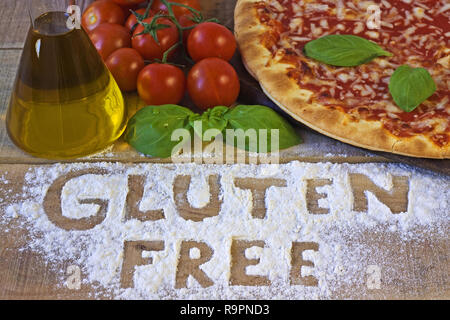 Eine glutenfreie Pizza auf Hintergrund Stockfoto