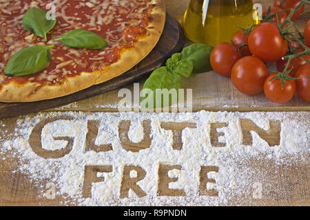 Eine glutenfreie Pizza auf Hintergrund Stockfoto