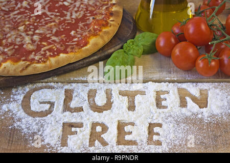 Eine glutenfreie Pizza auf Hintergrund Stockfoto