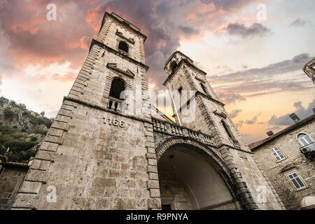 Die imposante Fassade des Kotor Sankt-tryphon wie Gewitterwolken overhead sammeln, in der alten Stadt Kotor Montenegro Stockfoto