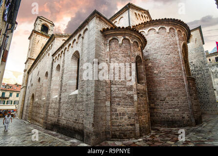 Einheimische und Touristen zu Fuß die engen Gassen hinter dem Kotor Sankt-tryphon in der alten Stadt Kotor, Montenegro. Stockfoto