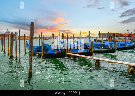 Gondeln am Pier entlang des Canal Grande, wie die Sonne in Venedig, Italien Stockfoto