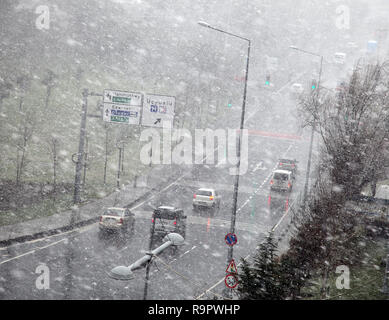 Autobahn an einem verschneiten Tag Stockfoto