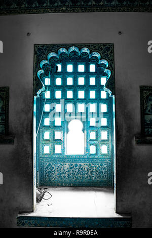 Rundbogenfenster an der Udaipur City Palace. Stockfoto