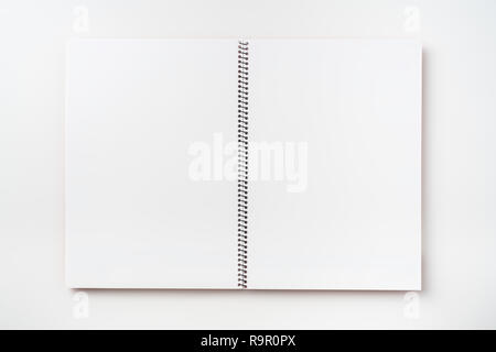 Designkonzept - Blick von Oben auf die Spirale notebook weiße Seite auf Hintergrund für Mockup isoliert Stockfoto