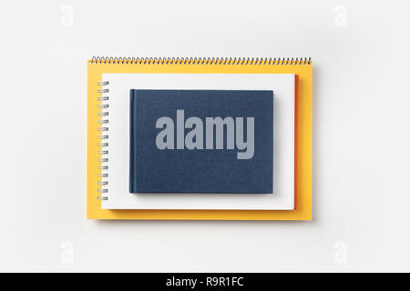 Designkonzept - Ansicht von oben in Blau und Gelb spiral Notizbuch und Bleistift isoliert auf Hintergrund für mockup Stockfoto