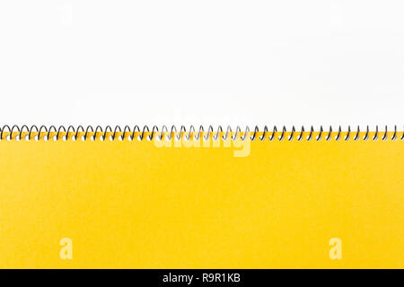 Designkonzept - Blick von Oben auf die gelben Spirale Notebook mit geometrischen Layout und Vintage Style für Design mockup Stockfoto