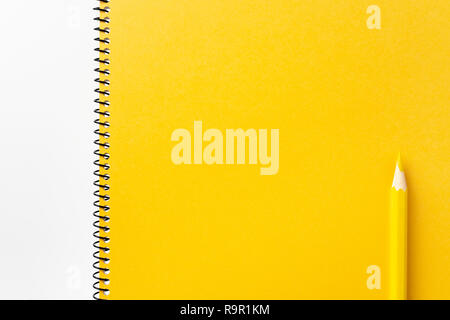 Designkonzept - Blick von Oben auf die gelben Spirale Notebook mit geometrischen Layout und Vintage Style für Design mockup Stockfoto
