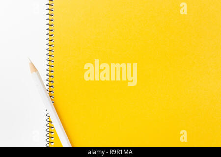 Designkonzept - Blick von Oben auf die gelben Spirale Notebook mit geometrischen Layout und Vintage Style für Design mockup Stockfoto