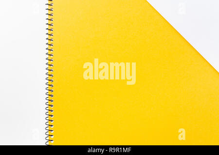 Designkonzept - Blick von Oben auf die gelben Spirale Notebook mit geometrischen Layout und Vintage Style für Design mockup Stockfoto