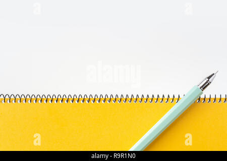 Designkonzept - Blick von Oben auf die gelben Spirale Notebook mit geometrischen Layout und Vintage Style für Design mockup Stockfoto