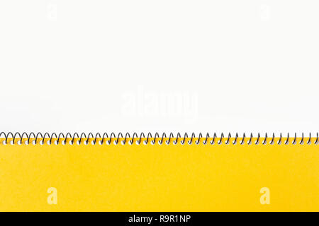 Designkonzept - Blick von Oben auf die gelben Spirale Notebook mit geometrischen Layout und Vintage Style für Design mockup Stockfoto