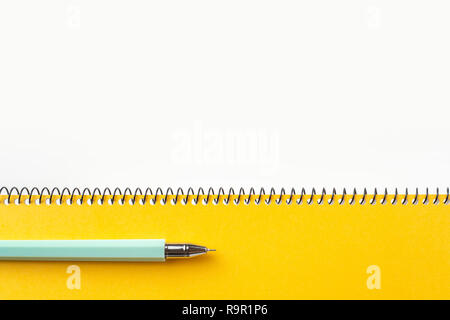 Designkonzept - Blick von Oben auf die gelben Spirale Notebook mit geometrischen Layout und Vintage Style für Design mockup Stockfoto