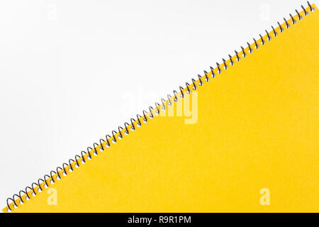 Designkonzept - Blick von Oben auf die gelben Spirale Notebook mit geometrischen Layout und Vintage Style für Design mockup Stockfoto