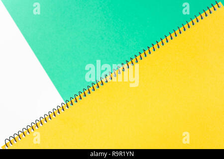 Designkonzept - Blick von Oben auf die gelben Spirale notebook, Grünbuch mit geometrischen Layout und Vintage Style für Design mockup Stockfoto