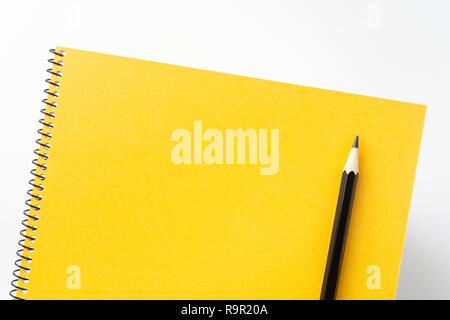 Designkonzept - Blick von Oben auf die gelben Spirale Notebook mit geometrischen Layout und Vintage Style für Design mockup Stockfoto