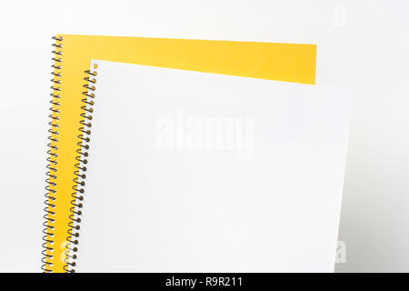 Designkonzept - Blick von Oben auf die gelben Spirale Notebook mit geometrischen Layout und Vintage Style für Design mockup Stockfoto