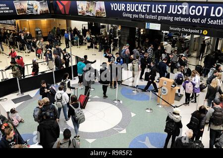 Passagiere in der Linie durch TSA Security Checkpoint bei Seattle Tacoma International Airport in Seattle, Washington, USA zu gehen. Stockfoto