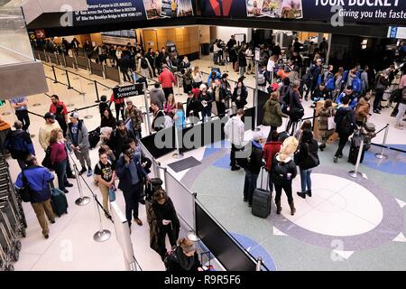 Passagiere in der Linie durch TSA Security Checkpoint bei Seattle Tacoma International Airport in Seattle, Washington, USA zu gehen. Stockfoto