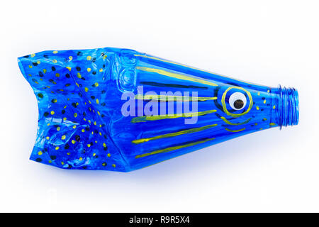 Kunststoff Flasche in einem Fisch Abbildung recycelt. Die Wiederverwendung von Abfall. Isoliert Stockfoto