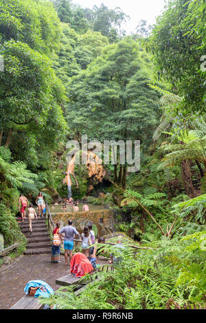 RIBEIRA GRANDE - PORTUGAL, 5. AUGUST: Nicht identifizierte Personen baden in der oberen Pool der Caldeira Velha Hot Springs in der Nähe von Lagoa do Fogo und Ribeira Gran Stockfoto