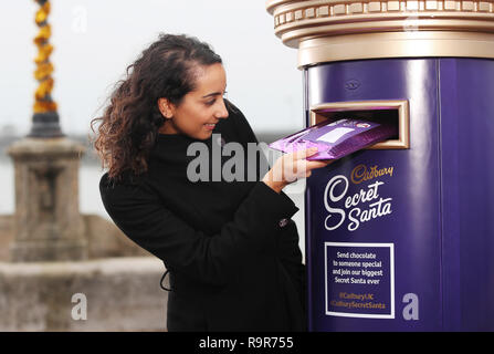 Cadbury eröffnet seine ersten Cadbury Secret Santa Post, dass Sie zehn Standorten aus über Großbritannien ab Donnerstag, den 15. November Tournee sein. Es wird den Besuchern die Möglichkeit ein köstliches Cadbury Schokolade Geschenk anonym zu einer besonderen Person in Ihrem Leben zu senden, nur weil. Mit: Atmosphäre, Wo: London, Großbritannien Wann: 15 Aug 2018 Quelle: Joe Pepler/PinPep/WENN.com Stockfoto