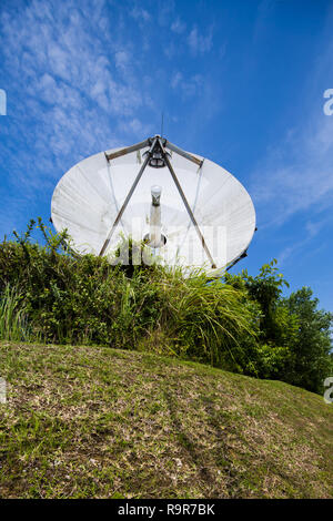 Eine kleine Satellitenschüssel gegen einen blauen Himmel zurück Tropfen. Singapur Stockfoto