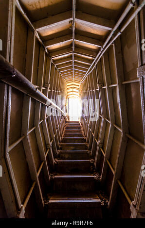 Suchen nach in das Licht aus dem Inneren der Bunker auf dem Berg Bental in Israel. Stockfoto