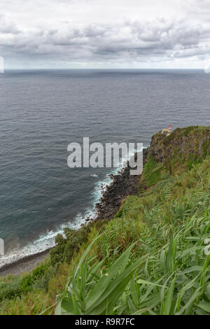 Der Faro do Arnel Leuchtturm in der Nähe der Stadt Nordeste auf Sao Miguel auf den Azoren. Stockfoto